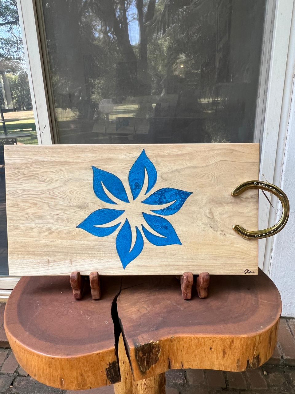 Horse-shoe Handle Serving Board | Elefari Woodcraft