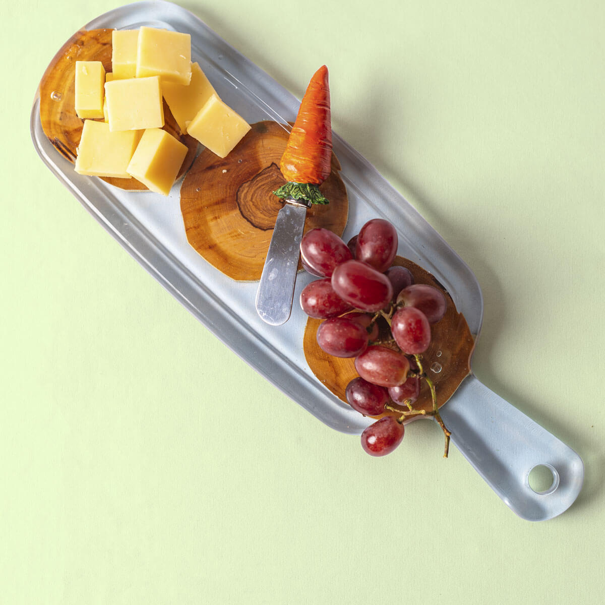 Serving board with food from Elefari